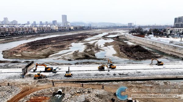 施工机械正在开挖橡胶坝基槽 本报通讯员 张启龙 摄  