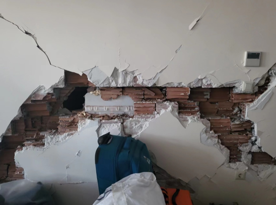 蓝天救援队在阿迪亚曼驻地，当地一座政府大楼的内部也有损毁。澎湃新闻记者喻晓璇图