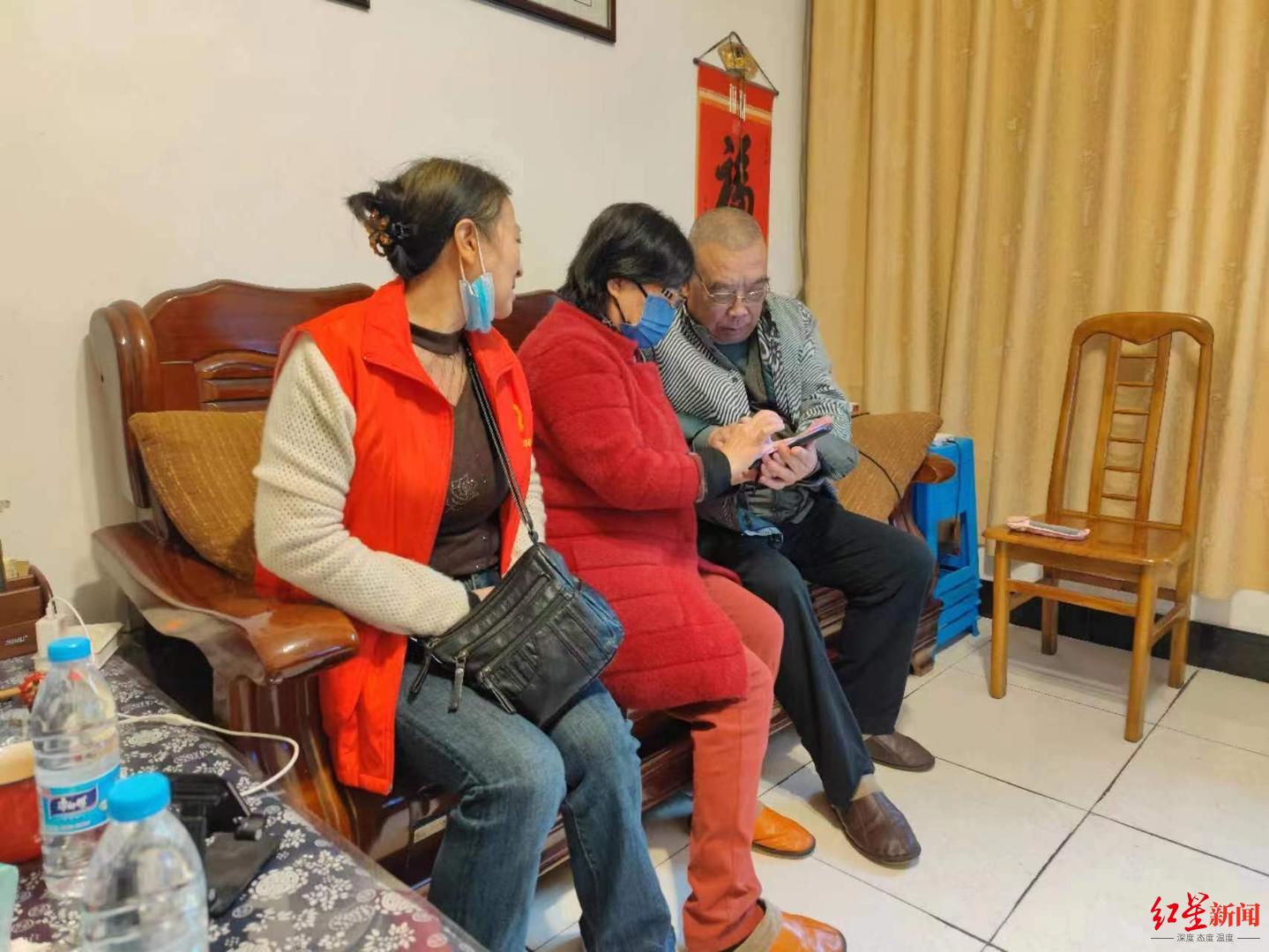 ▲社区认知关爱志愿者阿姨协助上门筛查