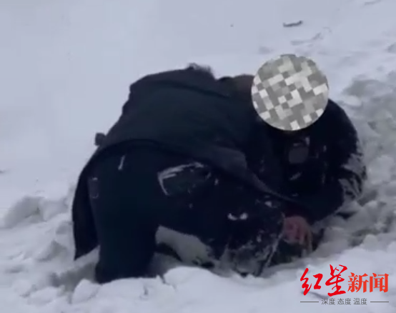 民警从雪坑中将醉酒男子救出