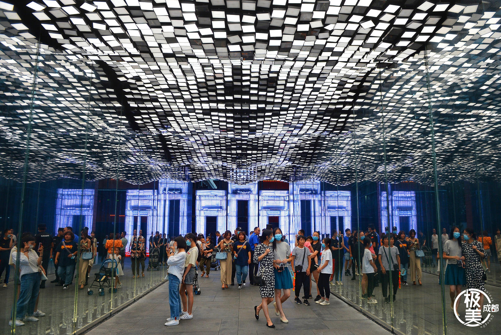 ▲成都市成华区望平坊，市民正在逛街区打造的特色景观 资料图