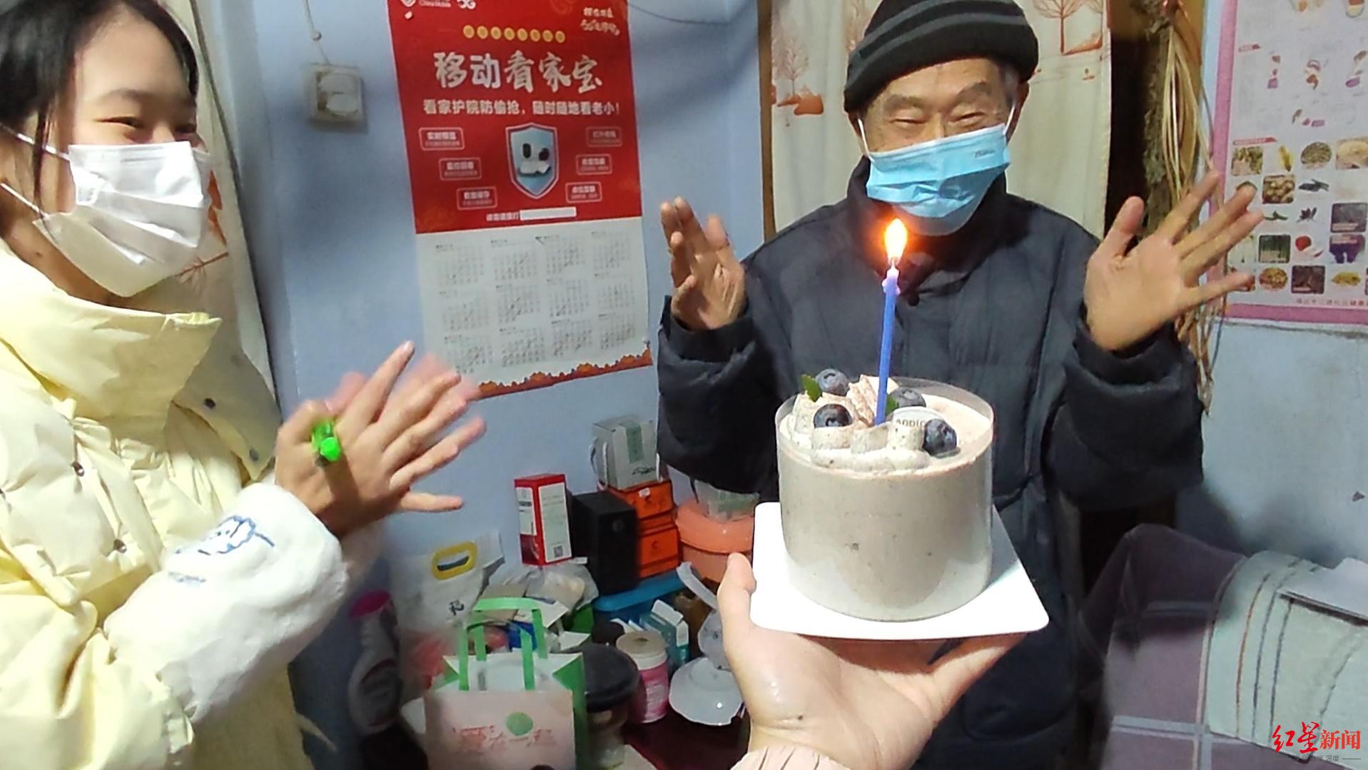 ▲入户回访-曾晓、阳路雯为独居老人买蛋糕庆生