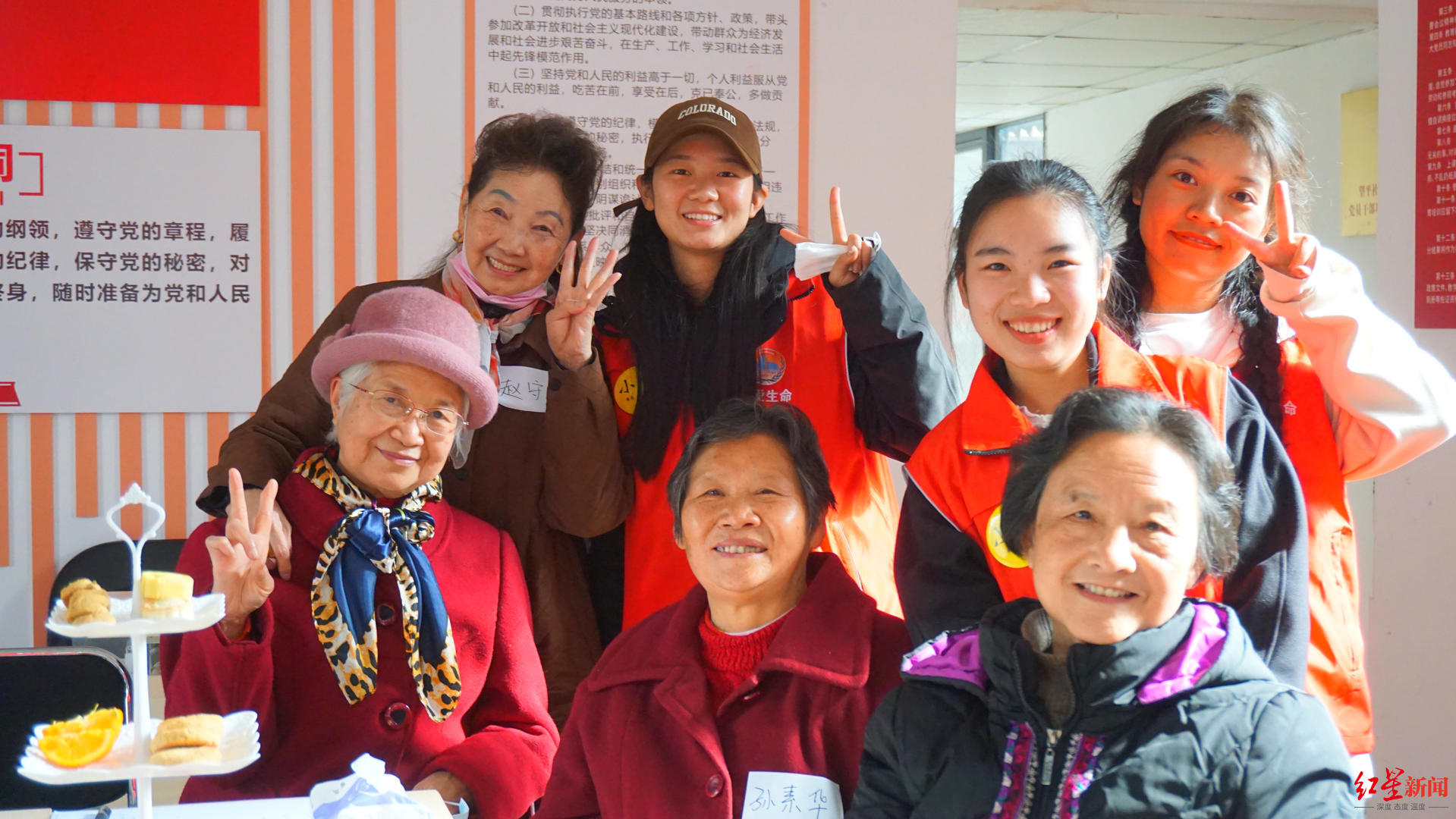 ▲认知关爱（口腔保健）——曾晓、阳路雯和社区志愿者阿姨合照