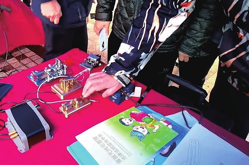 　　① 湖北业余无线电爱好者演示无线电发报。 王莹/摄
