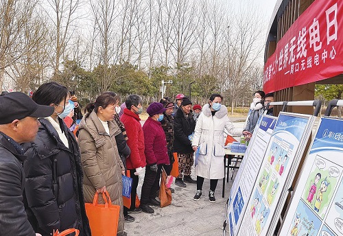 　　③ 河南周口无管机构开展户外宣传。 郭建成/摄