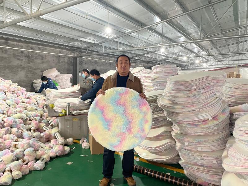 陈方林的地毯厂新一批成品正在打包