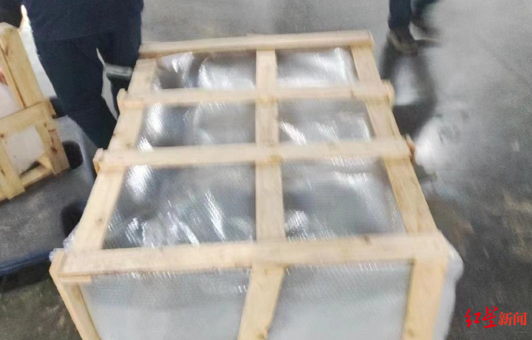 ▲快递过程中打了木架,还有泡沫包装
