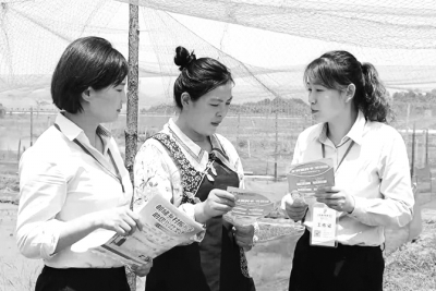 ▲ 安徽枞阳邮储银行工作人员向创业女性宣讲巾帼贷相关信息。来源:枞阳县融媒体中心