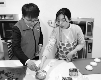 ▲ 浙江洞头Jane’s手工烘焙负责人蔡盼盼(右)参加巾帼共富党建联盟基层创业女性直播培训活动。 来源:中国农村信用合作报