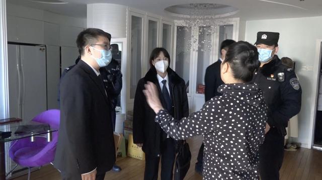 朝阳法院执行局工作人员与被执行人祁女士沟通。图源:北京市朝阳区人民法院