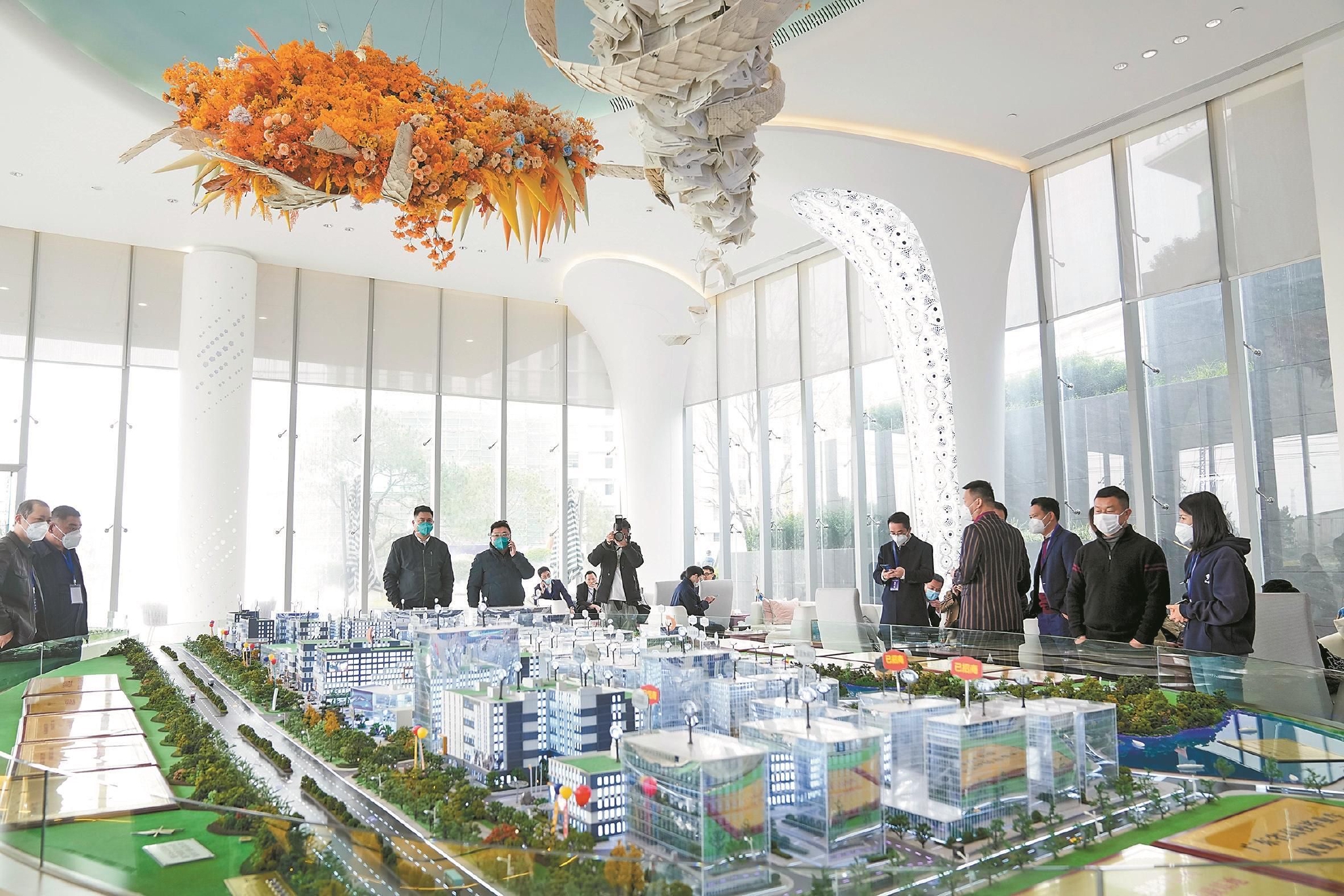 日前,纺织产业商会负责人、企业代表赴清远参观考察园区规划 李思靖 摄