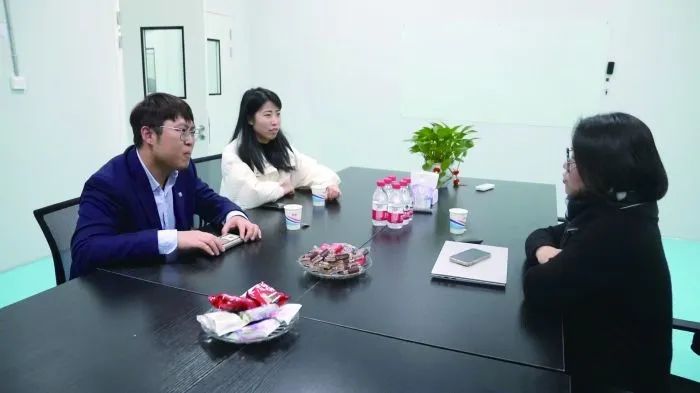 上海银行金桥支行公司业务部营销团队负责人吴一民(左一)拜访客户