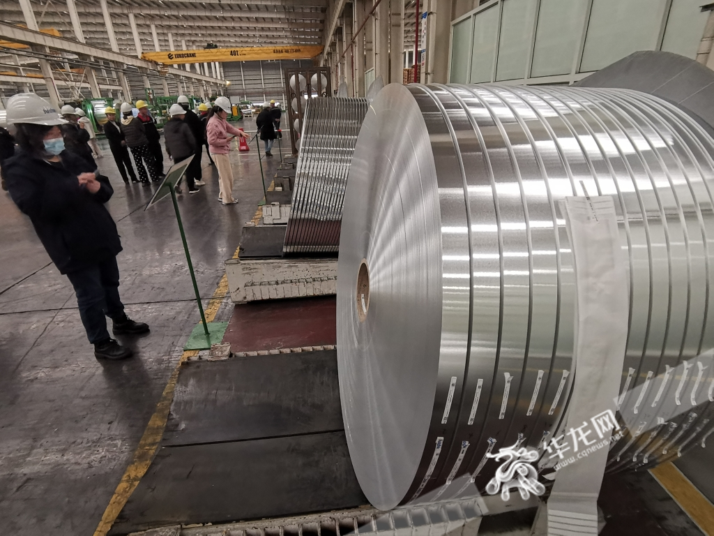 采访团在重庆华峰新材料产业园参观铝制品新材料生产线。华龙网-新重庆客户端记者 罗杰 摄