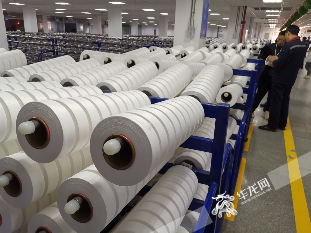 重庆华峰新材料产业园的氨纶生产车间。华龙网-新重庆客户端记者 伊永军 摄