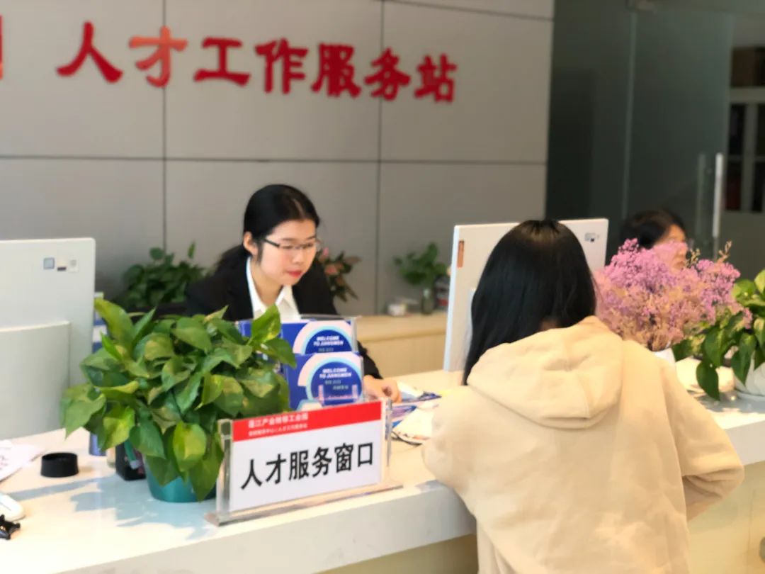 △江门在工业园区设立人才服务窗口。图/任龙 江仁材