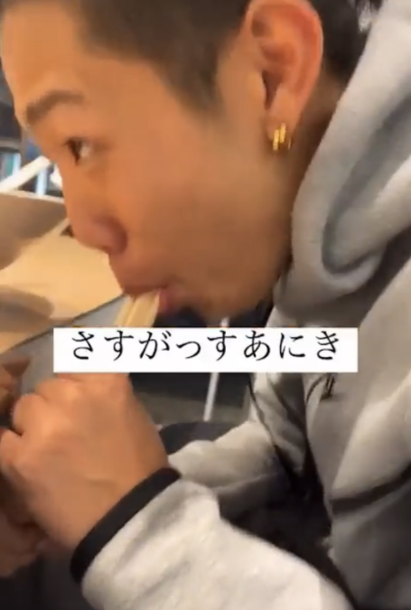 日本男子在拉面店抓起筷子舔后放回,日网友:投毒!