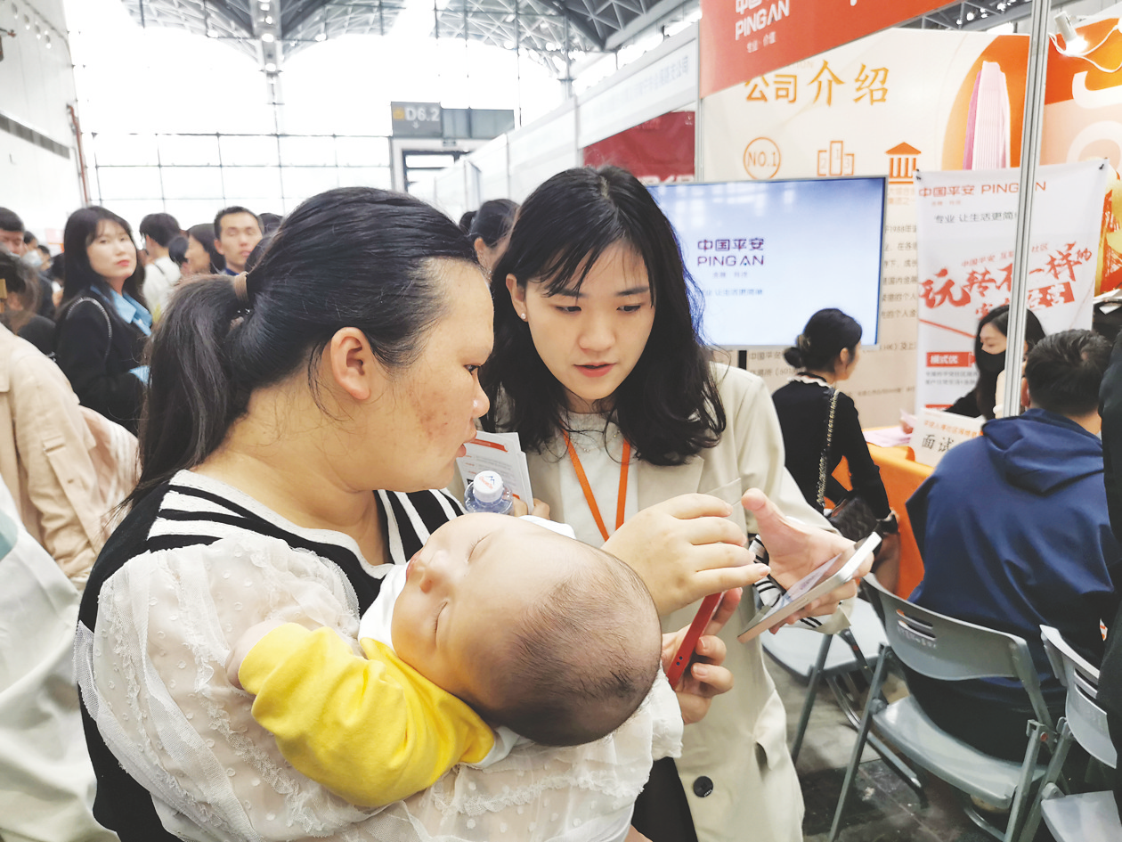 用人单位主动“出击”招揽人才 本报记者 赖有光摄