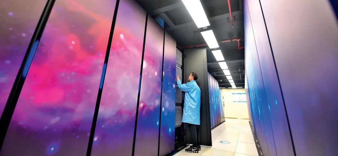 国家超级计算成都中心科研人员在巡检机房设备(2023年2月14日摄) 刘坤摄 / 本刊