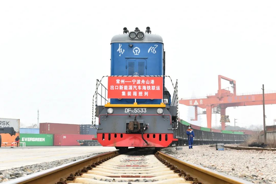 2月8日,在常州站铁路货场,装载新能源汽车的海铁联运铁路班列即将发车。新华社发(史康 摄)