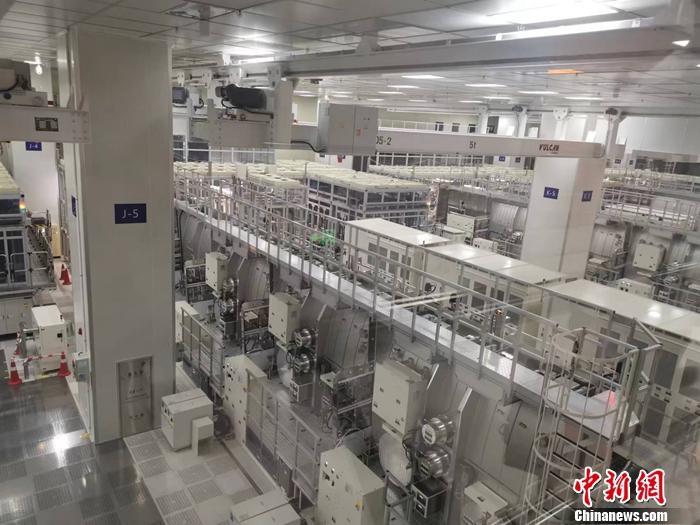 图为TCL华星广州t9项目阵列厂白光区车间。 中新财经记者 谢艺观 摄