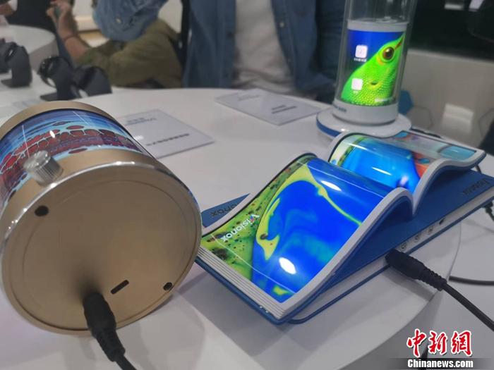 图为展厅里展示的多种维信诺产品。 中新财经记者 谢艺观 摄