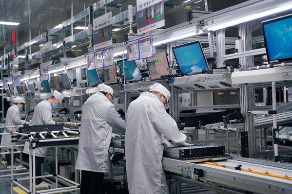 河南许昌黄河科技集团工人借助人工智能质检进行产品组装。(资料照片)