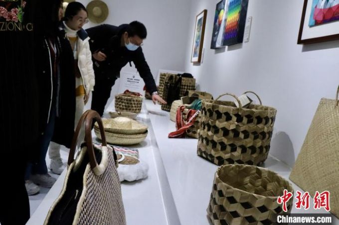图为市民在陆海新通道国际消费中心购物。 赵泓潇 摄