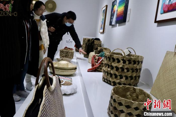 图为市民在陆海新通道国际消费中心购物。 赵泓潇 摄