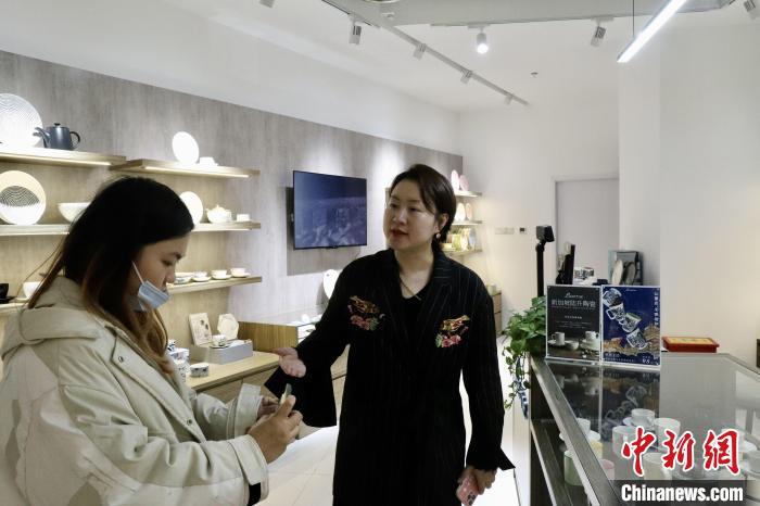 图为市民在陆海新通道国际消费中心购物。 赵泓潇 摄