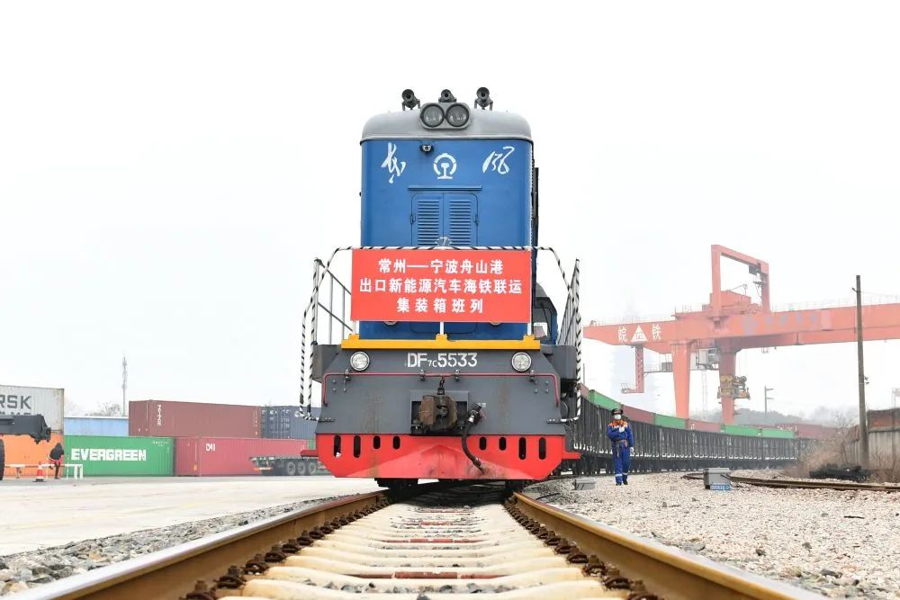 2月8日,在常州站铁路货场,装载新能源汽车的海铁联运铁路班列即将发车。新华社发(史康 摄)