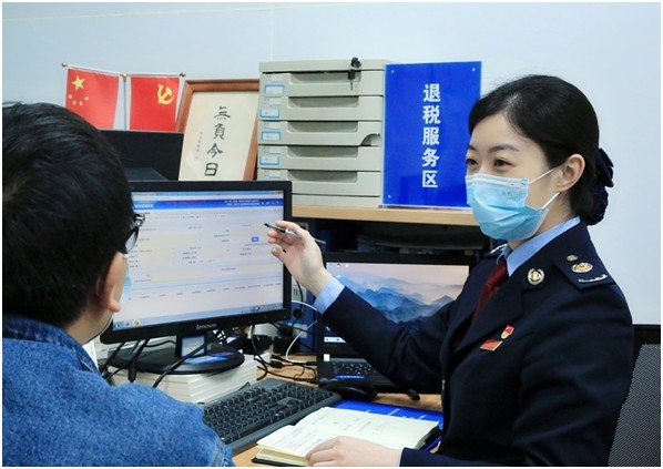 　　中法生态园退税岗工作人员现场受理纳税人退税申请
