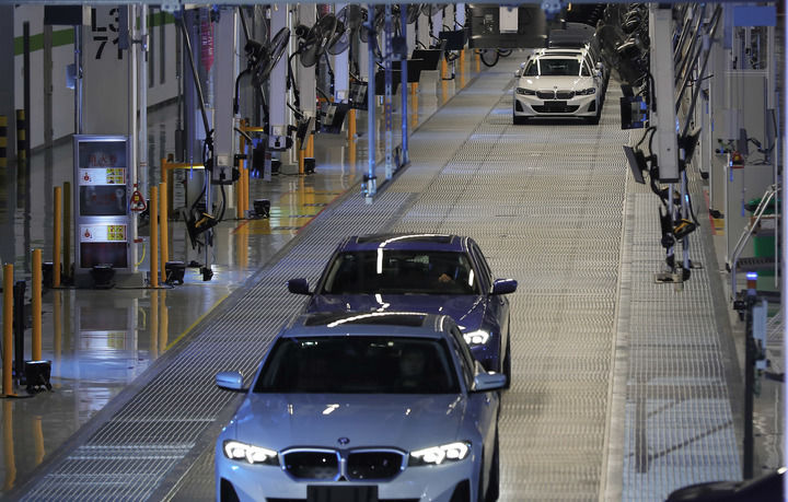 2022年6月23日在沈阳铁西工厂里达厂区开业仪式上拍摄的全新BMW i3汽车。新华社记者 杨青 摄