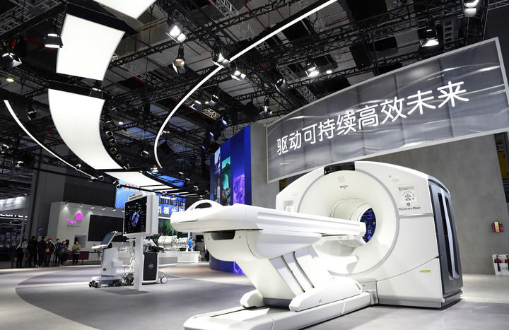 2022年11月2日拍摄的美国GE公司在进博会展台展出的一台大型医疗设备。新华社记者 方喆 摄