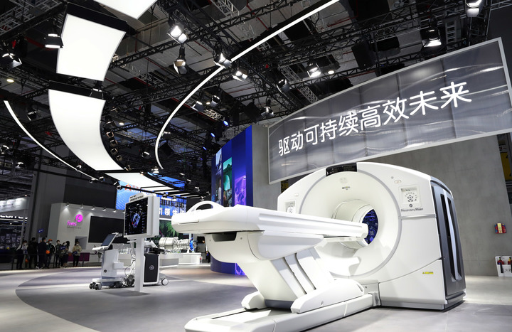 2022年11月2日拍摄的美国GE公司在进博会展台展出的一台大型医疗设备。新华社记者 方喆 摄
