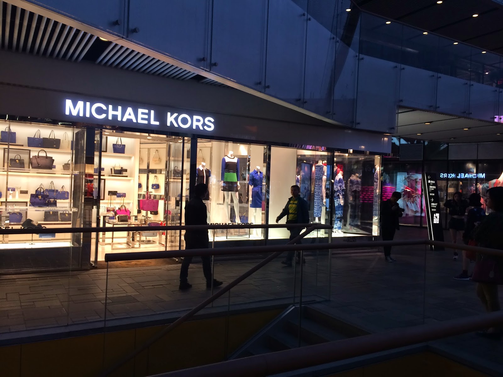 业绩输给老对头，三里屯旗舰店也关了，Michael Kors正被中国顾客抛弃