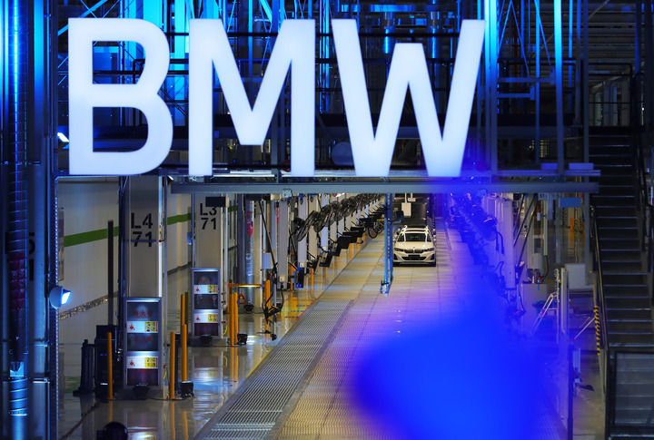 2022年6月23日在沈阳铁西工厂里达厂区开业仪式上拍摄的全新BMW i3汽车。新华社记者 杨青 摄