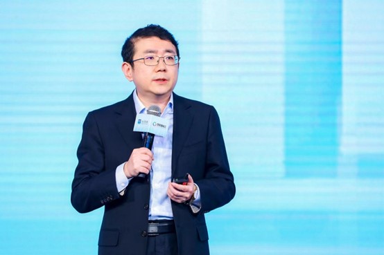 图为杨涛进行主旨演讲