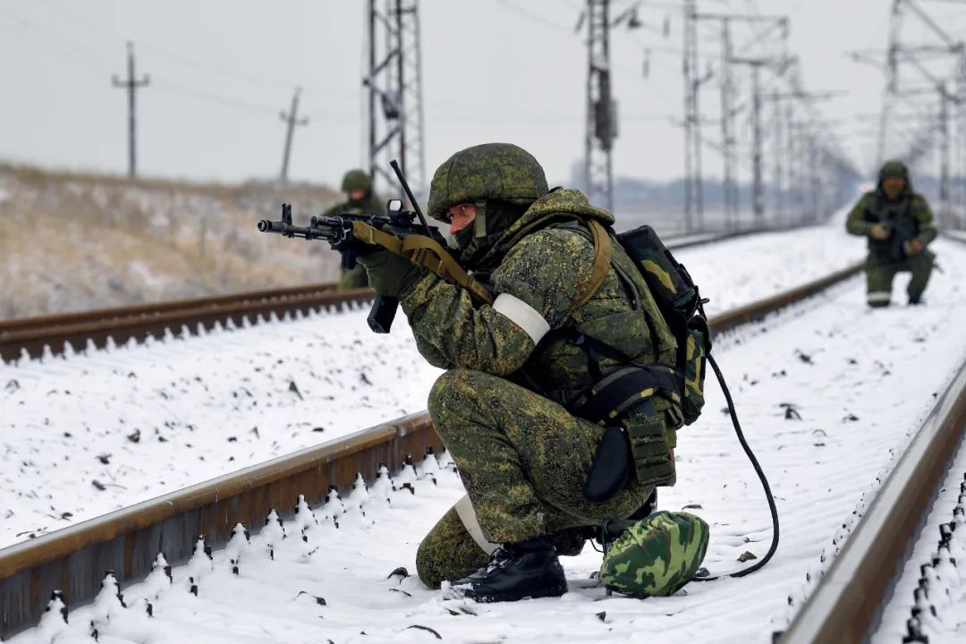 1月30日，俄罗斯铁路部队的士兵在一处铁路轨道执行排雷。图/视觉中国