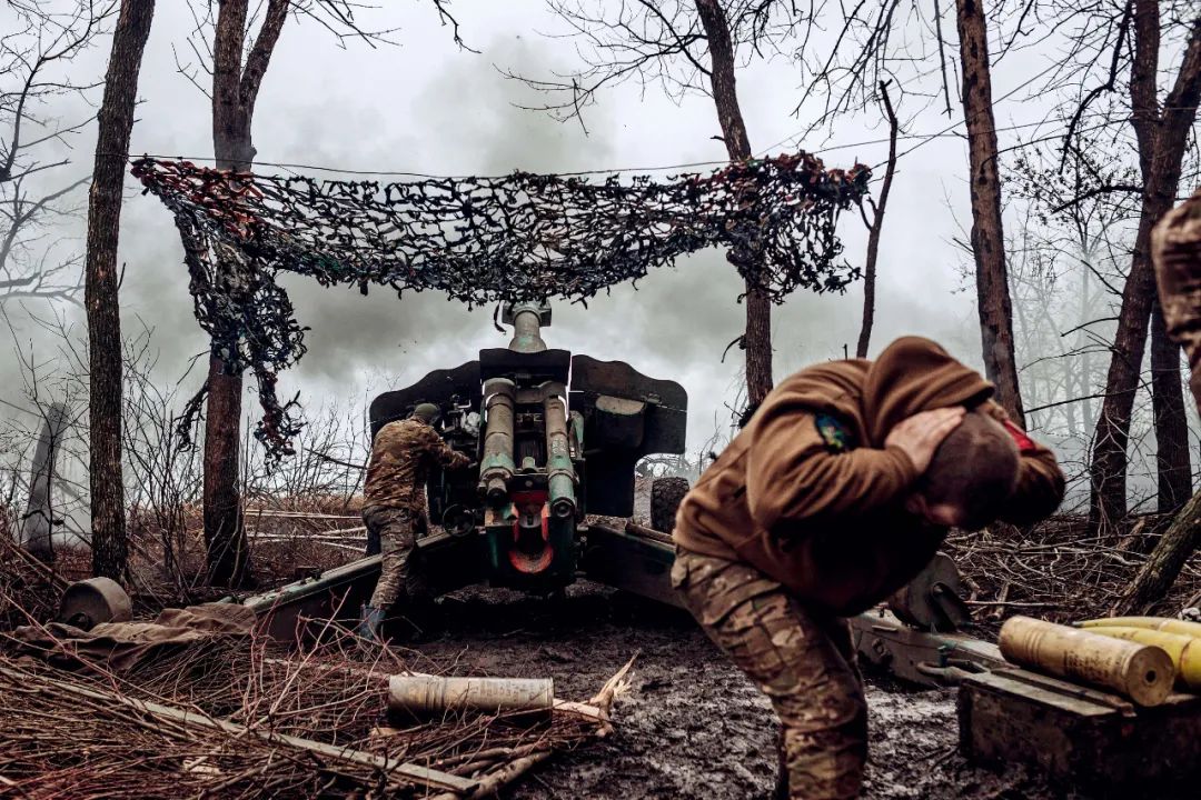 2022年12月28日，在顿巴斯前线开火的乌克兰士兵。图/视觉中国