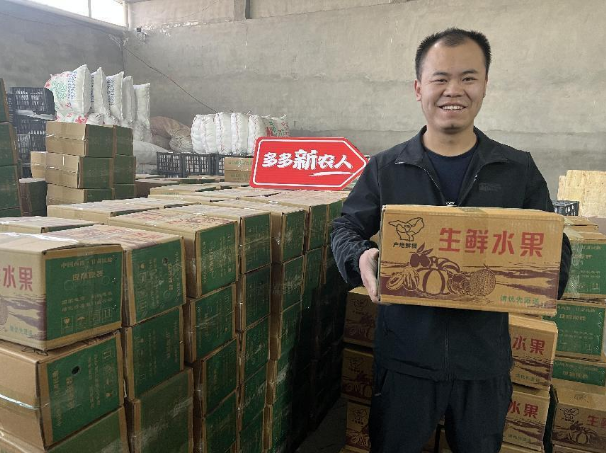 ▲在常文杰的电商仓库,完成打包的人参果正等待发货。小龙|摄