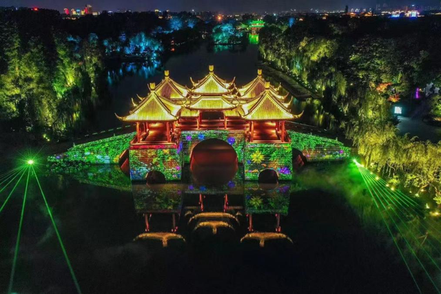 (江苏省扬州市出台楼市调控新政策引发市场关注。图为扬州瘦西湖夜景。扬州发布/图)