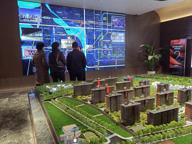 龙湖建工·九里熙宸销售指导价为6.5万元/平方米,77平方米的户型总价450万元。图为该项目售楼处现场。