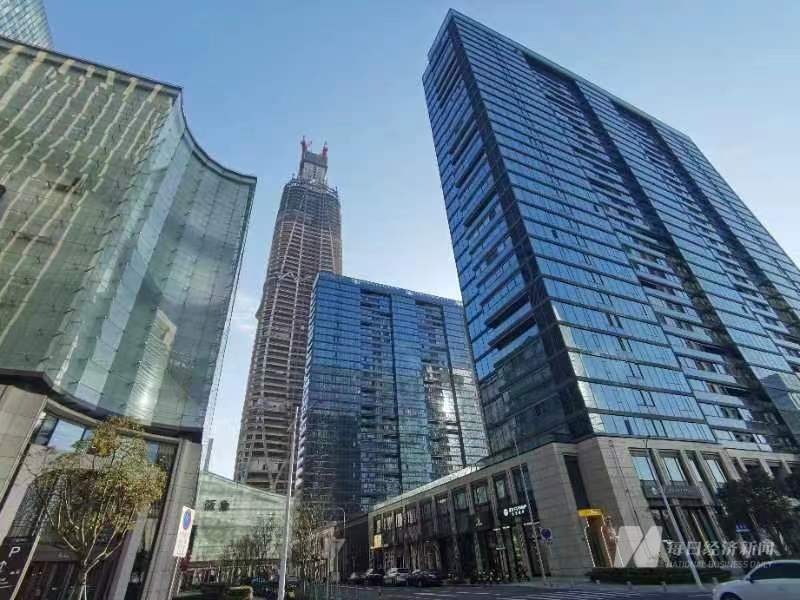 在建设中的宁波中心大厦(图中最高者) 图片来源:每经记者 黄鑫磊 摄