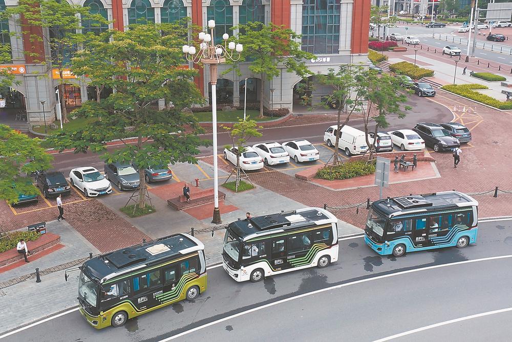 金龙Robobus系列自动驾驶公交车在厦门软件园三期园区内行驶。厦门观察记者 施辰静 摄