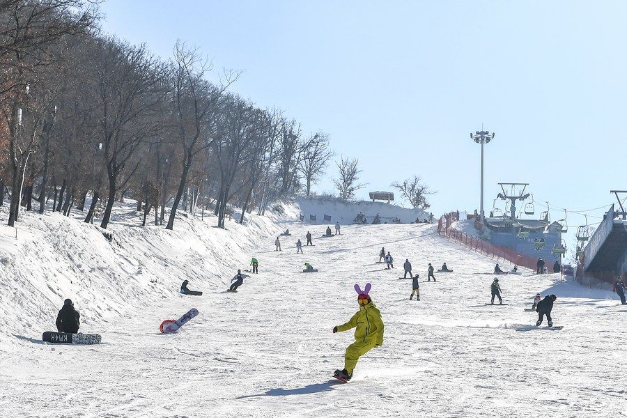 滑雪爱好者在长春庙香山滑雪场滑雪。新华社记者 张楠 摄