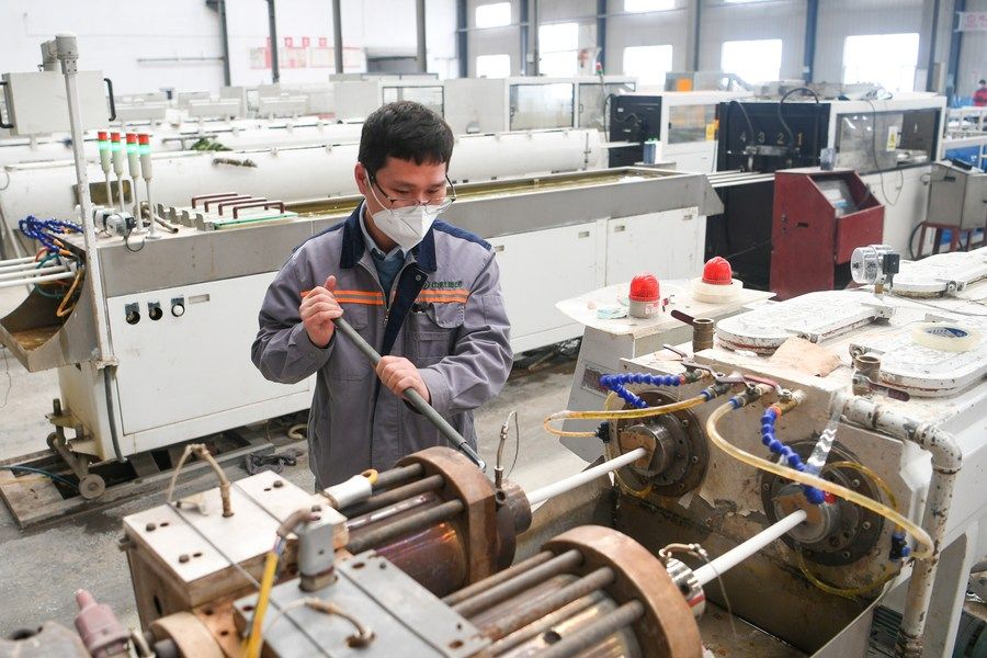 吉林中财管道有限公司员工在生产车间内进行作业。新华社发