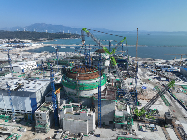 “华龙一号”批量化建设首台机组外穹顶吊装成功。张凤香摄