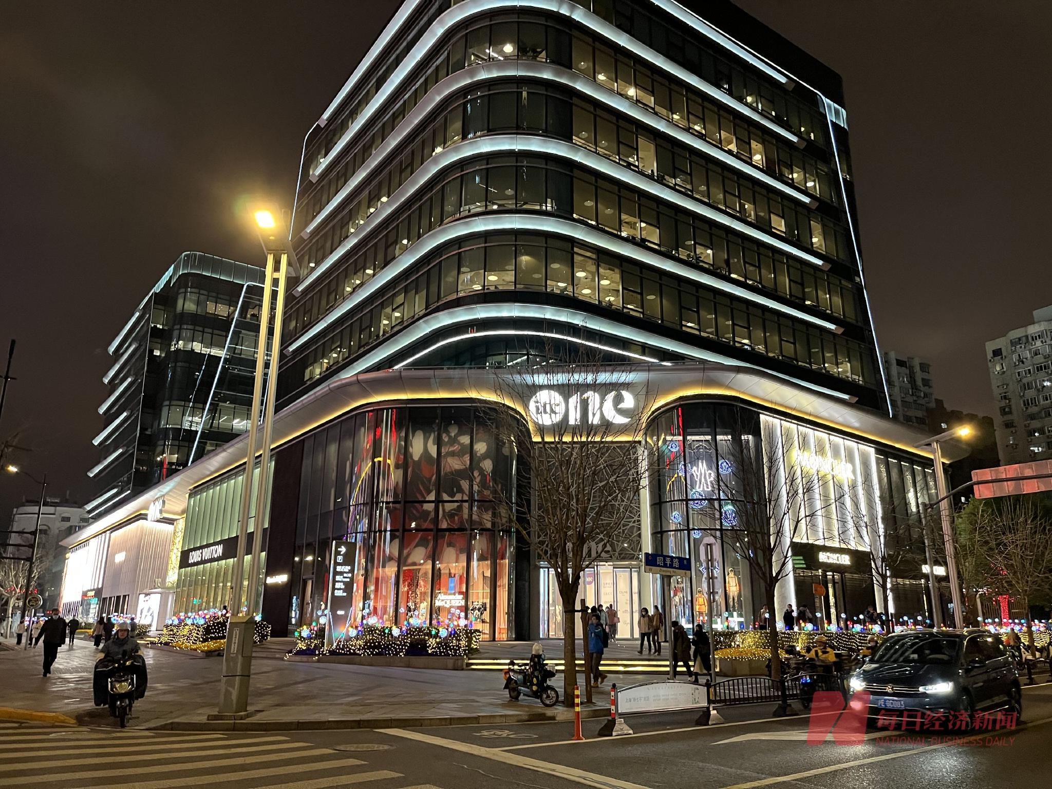 2月22日,夜幕下的上海One ITC(国贸汇) 图片来源:每经记者 刘颂辉 摄