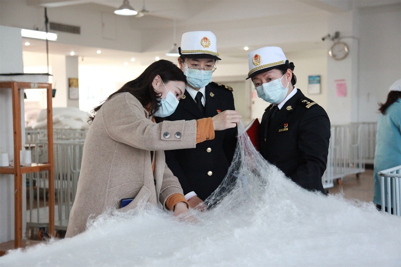 海关关员在企业了解出口蚕丝被生产情况。戴宇婷摄