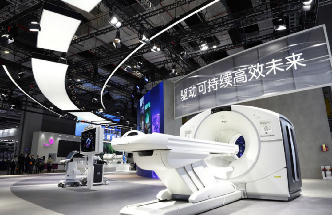 2022年11月2日拍摄的美国某公司在进博会展台展出的一台大型医疗设备 图:新华社